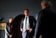 The Mentalist – Bei den Ermittlungen in einem neuen Mordfall stoßen Wayne (Owain Yeoman, M.) und Grace (Amanda Righetti, l.) auf Steve (William Forsythe, r.). Doch ist er der gesuchte Mörder?