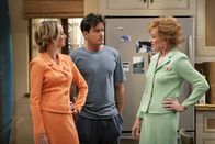 Two and a Half Men – Alan vertritt die Theorie, dass Charlie (Charlie Sheen, M.) einen Mutterkomplex zu überwinden sucht, indem er mit vielen Frauen schläft, und sich nun dazu noch eine Frau (Katherine LaNasa, l.) ausgesucht hat, die genau wie ihre Mutter (Holland Taylor, r.) Immobilienmaklerin ist ...
