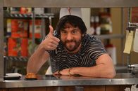 2 Broke Girls – Auch Oleg (Jonathan Kite) kriegt Wind von Carolines Geheimnis ...