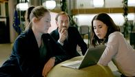 Parlament – Guido schaut sich die Entwicklung von Rose und Magdas Podcast an. (v. l. n. r. Barbara Krzoska, Niccolo Senni, Liz Kingsman).