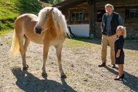 Der Bergdoktor – Die anfänglichen Spannungen zwischen Andrea Hoffmann (ChrisTine Urspruch) und Wolfram Gessner (Götz Otto) haben sich gelegt. Dass die beiden etwas ganz Besonderes verbindet, ahnen sie aber noch nicht.
