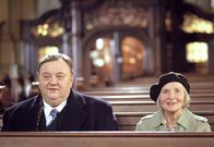 Der Dicke – Gregor Ehrenberg (Dieter Pfaff , l.) und Lisbeth Wichert (Katharina Matz, r.) lauschen im Michel gebannt dem Orgelspiel eines alten Mannes. Ist er der verschollene Freund von Frau Wichert?