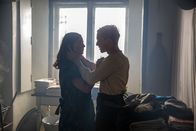 Babylon Berlin – Heimliche Liebe: Gereon Rath (Volker Bruch) und seine Schwägerin Helga (Hannah Herzsprung) in Berlin.