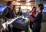 The Flash – (v.l.n.r.) Sherloque (Tom Cavanagh); Caitlin (Danielle Panabaker); Dr. Tanya Lamden (Zibby Allen); Cisco (Carlos Valdes); Lyla Michaels (Audrey Marie Anderson)