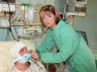 In aller Freundschaft – MDR Fernsehen IN ALLER FREUNDSCHAFT FOLGE 70, "Unschuldige Opfer" Uhr. Schwester Yvonne (Maren Gilzer) versorgt den schwerverletzten Amokschützen (Oliver Scherz).