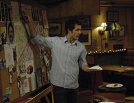 It's Always Sunny in Philadelphia – Dennis (Glenn Howerton) leitet die Ermittlungen. Wer hat in das Bett gemacht?