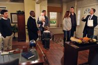 How I Met Your Mother – Verbringen Thanksgiving gemeinsam: Ted (Josh Radnor, l.), James (Wayne Brady, 2.v.l.), Lily (Alyson Hannigan, 3.v.r.), Tom (Jai Rodriguez, 4.v.r.), Marshall (Jason Segel, 2.v.r.) und Barney (Neil Patrick Harris, r.) ...