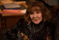The Chelsea Detective – Olivia Arnold (Frances Barber) ist eine wichtige Gesprächspartnerin für ihren Neffen Max.