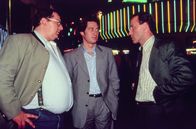 Kommissar Rex – Kommissar Richie Moser (Tobias Moretti, mi.), Ernst Stockinger (Karl Markovics, re.) und Peter Höllerer (Wolf Bachofner, li.) bei den Ermittlungen über das verschwundene Mädchen im Prater.