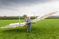 Checker Tobi – Checker Tobi (vorn) testet mit Norman Bernschneider den Otto Lilienthal-Gleiter.