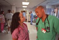 Scrubs - Die Anfänger – Als Chris Turk (Donald Faison, r.) die attraktive Carla (Judy Reyes, l.) über den Weg läuft, vergisst er ganz schnell seine Eingewöhnungsprobleme und macht sich an die Krankenschwester ran. Doch diese ist durchaus imstande, sich ihrer Haut zu erwehren ...
