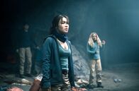 Wild Republic – Kim (Emma Drogunova, l) und Jessica (Camille Dombrowsky) können ihr Glück kaum fassen, in der Wildnis eine Höhle gefunden zu haben.