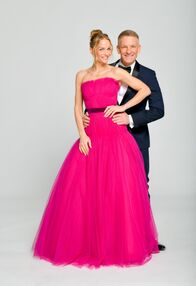 Dancing Stars – Präsentiert wird die Show von Mirjam Weichselbraun und Andi Knoll.