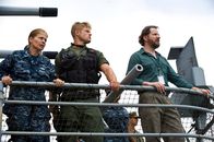 American Warships 2 – Admiral Hansen (Linda Hamilton) und Offizier Trip Oliver (Trevor Donovan) trauen ihren Augen nicht, als sie plötzlich von einem Monster angegriffen werden, das riesige Tentakel hat.