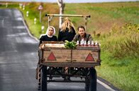 Da hilft nur beten! – Charlotte (Kristin Suckow, Mitte) und Conrad (David Rott, re.) lassen sich von Lio (Sinje Irslinger, l.) mitnehmen.