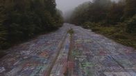 Lost Places – Die leeren Straßen von Centralia in Pennsylvania dienen heute nur noch als Flächen für Graffiti-Botschaften. Grund für die Unbewohnbarkeit der einstigen Musterstadt: Seit Jahrzehnten brennt der Kohleflöz unter dem Stadtgebiet.
