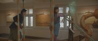 Theodosia – Maya (l. Julie Lamberton) schleicht sich hinter Theo (r. Eloise Little) auf die Barke: Mitgehangen, mitgefangen.