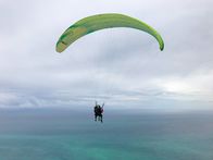Verrückt nach Meer – Reiseleiter Moritz mit seinem Gleitschirm-Guide beim Tandemflug am Monte Veneretta / Sizilien, Italien.