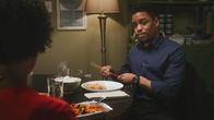 Elementary – Bell (Jon Michael Hill) genießt die Zeit mit seiner Freundin, nicht ahnend, dass er damit zur Zielscheibe ihres Ex-Mannes wird ...
