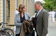 In aller Freundschaft – Katja Brückner (Julia Jäger) und ihre beiden Kinder mussten aus der Not heraus eine Nacht bei Roland Heilmann (Thomas Rühmann) unterschlüpfen. Doch das lief so harmonisch, dass Roland gern alle, also auch alle seine Kinder und Katjas Familie, am Abend bekochen möchte. Katja freut sich sehr über Rolands Spontanität.