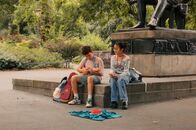 ECHT friends – Tom (Noah Bailey, l.) und Châu (Ngoc Nhi Ha Tran, r.) wollen zusammen Musik machen, um Geld zu sammeln. Die ganze Klasse will mit verschiedenen Aktionen die zweitausend Euro für den Feuereinsatz verdienen.