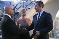 Vegas – (v.l.n.r.) Vincent Savino (Michael Chiklis); Mia Rizzo (Sarah Jones); Johnny Rizzo (Michael Wiseman)