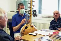 Puls – Puls Musik hilft dem Gehirn Mit Musik Erinnerungen wecken: Musiktherapeut Manuel Bannwart auf der Demenzstation des Pflegeheims Reusspark im Aargau.