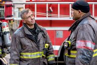 Chicago Fire – Aus der Hölle entronnen, l-r: David Eigenberg als Christopher Herrmann, Joe Minoso als Joe Cruz