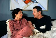 Rote Rosen – ARD ROTE ROSEN FOLGE 1460 Uhr im ERSTEN. Gunter (Hermann Toelcke, r.) bittet Merle (Anja Franke, l.), ganz zu ihm aufs Gut zu ziehen.
