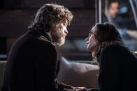 Der Nebelmann – Loris Martini (Alessio Boni) beteuert Clea (Lucrezia Guidone) seine Unschuld.