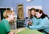 In aller Freundschaft – Dr. Kathrin Globisch (Andrea Kathrin Loewig, links) hat ohne Erlaubnis der Sachsenklinikdirektion ein krankes Mädchen und ihre Mutter (Ines Baric) aus Kroationen einfliegen lassen. Ist Kathrin dieses Mal zu weit gegangen?