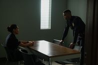 The Rookie – Angela Lopez (Alyssa Diaz) und ihr Rookie Jackson West (Titus Makin Jr.) unterhalten sich im Verhörraum.