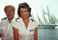Unter weißen Segeln – Kapitän Bernd Jensen (Horst Janson) und seine neue Cruisedirektorin Saskia (Gerit Kling).