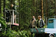 Hubert ohne Staller – Umweltaktivisten besetzen den Wald des Barons Georg von Waldsee. Girwidz (Michael Brandner, l.) will die Sache selber in die Hand nehmen und mit den Aktivisten reden. Dazu brauchen Hubert (Christian Tramitz, r.) und Girwidz die Hilfe von Yazid (Hannes Ringlstetter, M.)