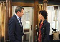 Rote Rosen – ARD ROTE ROSEN FOLGE 1548 Uhr im ERSTEN. Merle (Anja Franke, r.) macht Gunter (Hermann Toelcke, l.) klar, dass er sich aus ihrem Liebesleben raushalten soll.