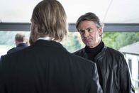 Der letzte Bulle – Während sich der Pathologe Meisner (Robert Lohr, r.) Sorgen um Micks (Henning Baum, l.) berufliche Zukunft macht, begibt sich dieser auf die Suche nach einem Mörder und Erpresser. Da wird bei einem Mordopfer ein Hinweis gefunden, der Micks Tochter betrifft ...
