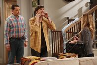 Two and a Half Men – Die Sozialarbeiterin Miss McMartin (Maggie Lawson, r.) hat für Walden (Ashton Kutcher, M.), Alan (Jon Cryer, l.) eine gute Nachricht. Sie wurden für die Adoption eines Kindes zugelassen ...
