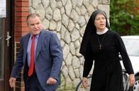 Um Himmels Willen – ARD UM HIMMELS WILLEN, XIV. Staffel (13 neue Folgen), Folge 175 "Wettlauf mit der Zeit"15 Uhr im Ersten. Bürgermeister Wöller (Fritz Wepper, l.) und Schwester Hanna (Janina Hartwig, r.) suchen auf dem Bahnhof nach Manuel Birnbaum und dessen angeblicher Verlobten.