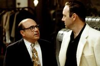 L.A. Confidential – Reporter Sid Hudgens (Danny DeVito, l.) hat einen guten Draht zu Sergeant Jack Vincennes (Kevin Spacey), der ihn regelmäßig mit Informationen versorgt.