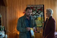 Neben der Spur – Seine Mutter Daj (Hildegard Schmahl) hat ein Päckchen für Vincent (Jürgen Maurer). Anscheinend hat er sich dieses selbst zugeschickt, bevor er seine Erinnerungen an die letzten Tage verloren hat.
