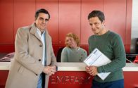 Alles gelogen – Hajo Siewers (Bastian Pastewka, l.) ist mit Leib und Seele Autoverkäufer, doch seine Kollegin Birgit Köhlmeier (Lina Beckmann, M.) und sein Chef Alexander Ludwig (Holger Stockhaus, r.) haben es nicht immer leicht mit ihm.