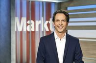 Markt – Jo Hiller - Markt Jo Hiller moderiert die Sendung "Markt" im NDR Fernsehen