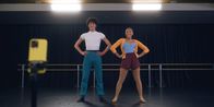 Spellbound - Verzaubert in Paris – Cece (Hailey Romain, r.) und Benoit (Étienne Moana, l.) stellen ihre Tanzperformance ins Netz.