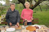 Zu Tisch ... – Nicole Karner und ihre Schwiegermutter Theresia beim Zubereiten der sogenannten Halleluja-Jause - Osterfleisch mit frischem Meerrettich, der im Süden Kren genannt wird.