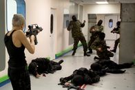 The Machine - They Rise. We Fall – Als die junge Wissenschaftlerin Ava (Caity Lotz) ermordet wird, speist Vincent die Scans von Avas Gehirnströmungen in die Maschine, um eine künstliche Intelligenz zu kreieren.