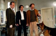 Kommissar Rex – Der Untersuchungsrichter (Levin Lange, r.) ist von Rex' Spürhund-Qualitäten beeindruckt. Unter verschiedenen Beweisstücken findet Rex die richtige Duftprobe zielsicher heraus. Moser (Tobias Moretti, M.) und Stockinger (Karl Markovics, l.) sind zufrieden ...