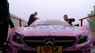 DTM - Ein Rennzirkus zieht um – Jeder Rennwagen ist ein Unikat und wie ein Maßanzug auf den jeweiligen Fahrer „zugeschnitten“.