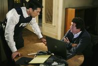 Criminal Minds – Dank des Reporters Ray Colson (Justin Louis, r.) kann Hotch (Thomas Gibson, l.) den einzigen Überlebenden eines Reaper-Anschlags finden ...