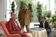 Die Rosenheim-Cops – Albrecht Kuhn (Manfred Möck, l.) scheint die Anschuldigungen der Kommissare Korbinian Hofer (Joseph Hannesschläger, m.) und Christian Lind (Tom Mikulla) nicht recht ernst zu nehmen.