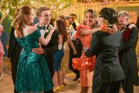 The Goldbergs – Brea Bee (Sadie Stanley, l.), Adam Goldberg (Sean Giambrone, 2.v.l.), Dave Kim (Kenny Ridwan, r.)